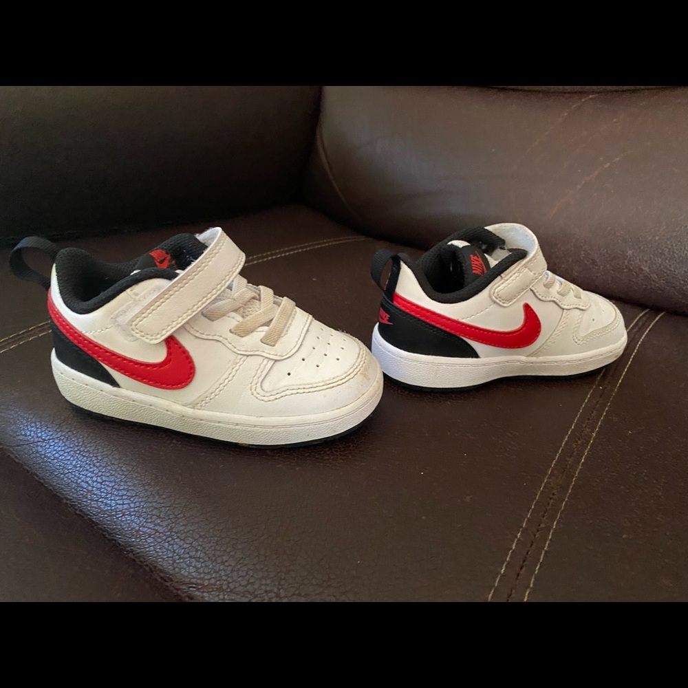These shoes are Nike,their size is 7 in toddlers, their color is red and white.